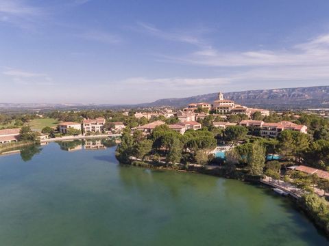This 180-hectare pedestrian-free holiday village overlooks the Durance Valley and overlooks the Lubéron mountains. The holiday village of Pont-Royal is located just 30 km from Aix-en-Provence and 45 km from Avignon and is an ideal place to discover t...