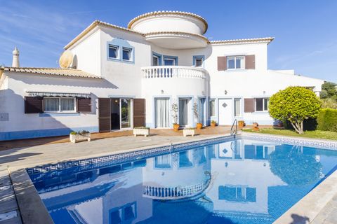 This very spacious 2+1 bedroom villa is situated on the Parque da Floresta Golf Course and offers views over the sea and the golf course. The ground floor welcomes you with a spacious living area, with closed fireplace, creating a cozy atmosphere. Th...