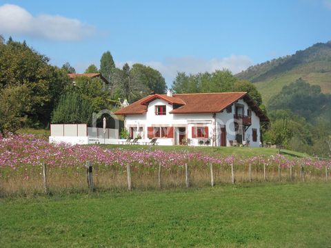 At Novarea, we love exceptional properties! At the gates of St Jean Pied de Port, this estate of more than one hectare includes a Navarrese Basque style house with a surface area of 376m2 which was completely renovated in 2014. On the ground floor is...