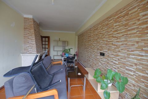 Located in Caldas da Rainha. Excellent apartment with 4 rooms, furnished and equipped, on the 1st floor; Composed of: 3 bedrooms, 2 with wardrobes, 2 bathrooms, living room with fireplace; Equipped kitchen, hob, oven, extractor fan, refrigerator, cyl...