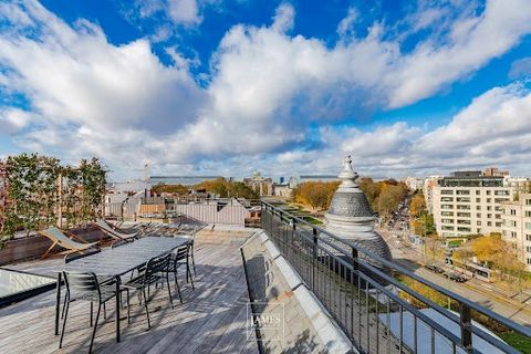In an eclectic 1912-style building of great character, we offer you this elegant duplex-penthouse flat, completely renovated in 2023 in a contemporary style, featuring a beautiful entrance hall, a lovely living and dining area extended by a fully-equ...
