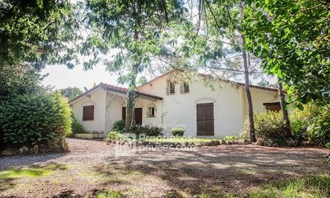 Venez découvrir cette maison de type rustique landais, de 175m2 habitables (plus de 200m2 de surface total), un véritable havre de paix situé dans un charmant village entre Pau et Mont-de-Marsan avec toutes les commodités, à seulement 10 minutes de H...