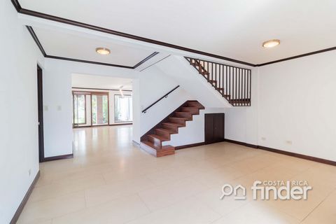 Descubra esta excepcional residencia de dos pisos en Residencial Trejos Montealegre, Escazú, que ofrece 450 m² de confort y elegancia, con un atractivo precio de $460,000. Amplia casa familiar u oportunidad de inversión en la prestigiosa Escazú   Ubi...