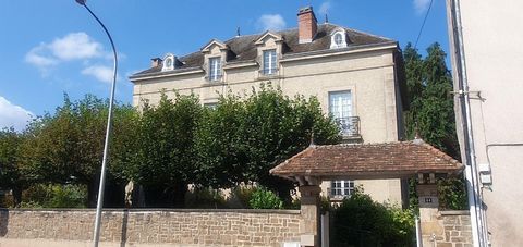 AIXE SUR VIENNE (87700) - In the city center, close to shops and amenities, mansion (1930) with a lot of character, with about 350m2, well maintained, old features preserved, raised on cellars/2 garages/boiler room/laundry room. Bright and crossing g...