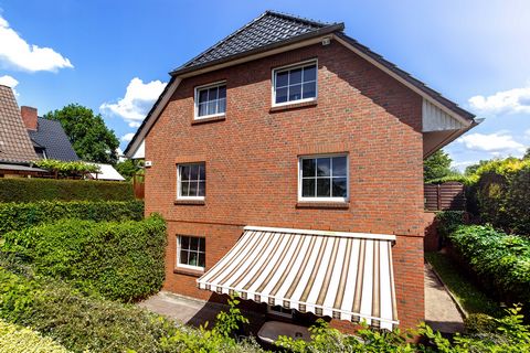 Teilmöblierte 3 Zimmer Souterrain Wohnung in einer sehr ruhigen Wohngegend. Die Wohnung hat W-LAN und ein LAN-Netzwerk. Ein großes Wohnzimmer mit direkten Zugang zur Terrasse mit Markiese. Die offene Küche ist zum Wohnraum durch einen Bogen abgegrenz...