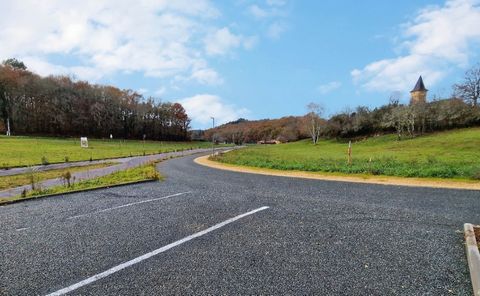 Secteur recherché pour ses vallées verdoyantes au sud-est de Périgueux (30mn), Autoroute A89 à 20mn Beau terrain constructible en campagne intégré à un futur lotissement de 6 maisons, libre constructeur. Coffrets eau + électricité. Lacropte est une c...