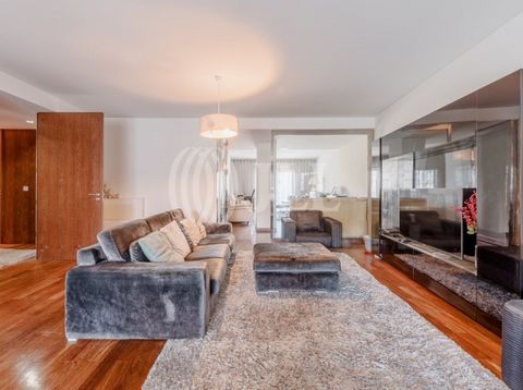 5-bedroom apartment with 240 sqm of gross private area, box parking for two cars plus one individual space, in Antas, Porto. Located in a gated community, it features a spacious living/dining room with balcony and garden view, modern kitchen equipped...