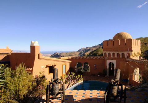 No podemos describir el palacete en Sierra Cabrera, Casa Los Elefantes, sin elaborar sobre su entorno y el arquitecto que la imaginó y construyó. La Sierra Cabrera es una formidable cadenita de montañas. Es rara que una aleta de roca tan “pequeña» ti...