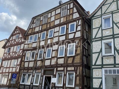 Bienvenue dans la maison historique à colombages - vivre avec histoire et charme dans un emplacement central ! Au milieu du centre animé de Rauschenberg, un véritable joyau attend son nouveau propriétaire. Cette impressionnante maison à colombages, a...