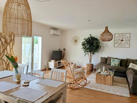 In het dorp Possanco op slechts 2 km van Comporta en 5 minuten van het strand. Prachtige villa met 3 slaapkamers op een perceel van 374m² met een bouwoppervlakte van 296,61 m². Bestaande uit twee verdiepingen en een kelder van 112 m² met ontspannings...