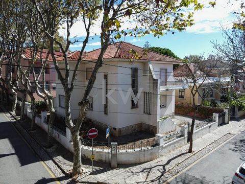 House to Recover in the Historic Center of Cascais Discover this charming villa in the heart of the historic center of Cascais, located on a central, quiet and predominantly residential street. Surrounded by villas and a few two-story buildings, this...