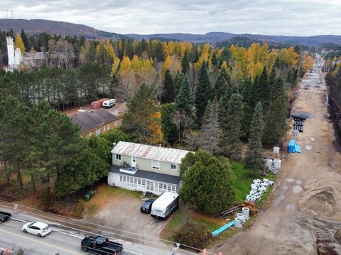 Emplacement stratégique, terrain d'un peu plus de 20 000 pieds carrés (subdivisible) dans un secteur en plein développement à l'entrée de la ville de Mont-tremblant. À proximité d'absolument tous les services, transport en commun, commerces, activité...