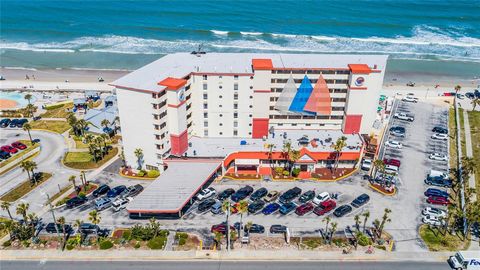 Tauchen Sie ein in die Küstenglückseligkeit von Daytona Beach mit dieser charmanten Eigentumswohnung am Meer, die in der 508-701 S Atlantic Ave zum Verkauf steht. Perfekt als ruhiger Kurzurlaub oder als kluge Investitionsmöglichkeit, kombiniert diese...