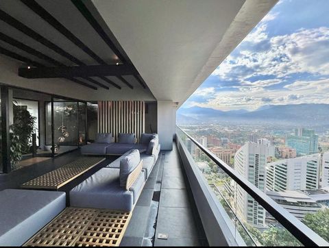 *Beau penthouse à vendre dans le Golden Mile, El Poblado, Medellín* Ce penthouse exclusif de 250 mètres carrés est situé dans l’un des quartiers les plus prestigieux de Medellín, le Golden Mile à El Poblado. Il dispose d’une chambre spacieuse et lumi...