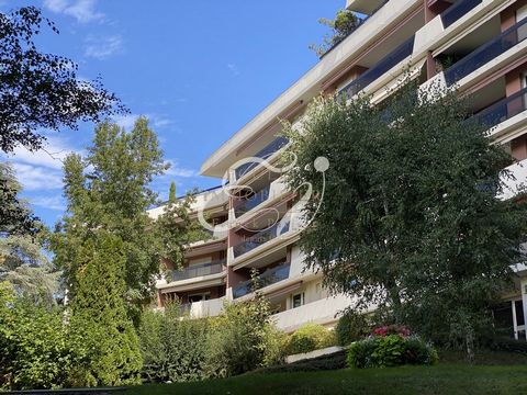 VENTE à ECULLY 69130. Un appartement PITANCE, immeuble 'LA DOMBARRIERE' , 5 pièces situé au milieu d'un parc de 5 hect. avec piscine et tennis. Appartement se composant d'une entrée, une double réception ouvrant sur une terrasse de 20m2, une cuisine ...