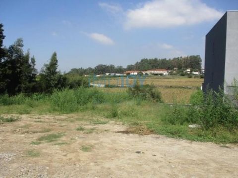 Descubra a chance de adquirir um terreno de 2.200 m² num local privilegiado, onde a tranquilidade se encontra com a conveniência! Este espaço oferece um vasto potencial para a construção do lar ideal ou de um excelente investimento. Localização Estra...