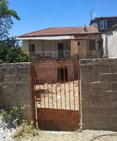 KALAVRITA Kerpini. Se vende una antigua casa unifamiliar de 160 metros cuadrados, planta baja – 1a, esquina, luminosa, 3 dormitorios, baño, piedra, en una parcela de 1260 metros cuadrados, chimenea, vista ilimitada a la montaña, terraza de propiedad ...