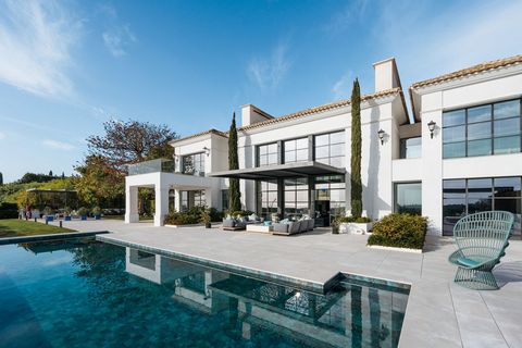 Villa for Sale in Los Flamingos Benahavís This magnificent luxury villa with breathtaking views is for sale in the exclusive gated community of Los Flamingos Golf in the municipality of Benahavís It has it all Frontline golf location Unmatched constr...