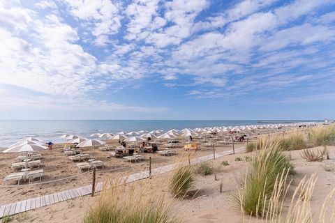 ¡Un oasis en plena naturaleza exuberante y con playa privada! El Jesolo Mare Family Village ofrece las condiciones para unas vacaciones perfectas. La playa de suave pendiente es ideal para que los niños naden o construyan castillos de arena. Los padr...