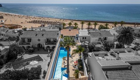 Met een van de meest gewilde locaties in Praia da Luz, direct aan het strand, zijn deze twee strandhuizen volledig gerenoveerd en samengevoegd tot een unieke en stijlvolle woning, met, zoals de Fransen zeggen, 