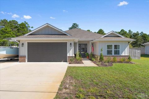 Bienvenido a 1652 Ponderosa Drive, una hermosa casa de ladrillo y Hardi ubicada en el corazón de Gulf Breeze. Esta encantadora residencia cuenta con un plano de planta abierto, perfecto para el entretenimiento y las reuniones familiares. Los techos c...