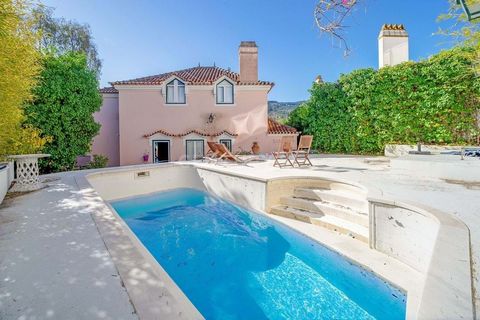 Casa apalaçada de charme em Loures com pormenores e características que a marcam como única. Remodelada com cuidado de preservar e manter o charme original. Ao longo dos anos e com esta remodelação, permite ter já materiais que permitem conforto e co...