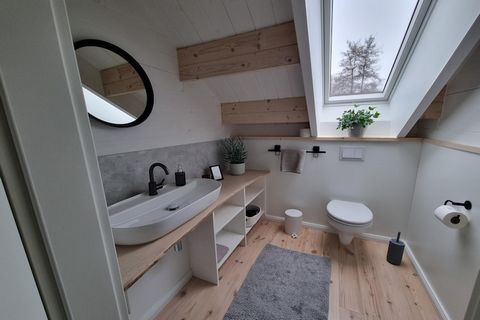 Dit lichte appartement met moderne inrichting verwelkomt je voor een fantastisch verblijf. Het appartement heeft een gezellige en Scandinavische sfeer. Het heeft ook een goed ingerichte tuin waar je kunt ontspannen en genieten van je maaltijden en dr...