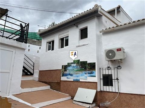 Dieses gut präsentierte Reihenhaus mit 3 Schlafzimmern befindet sich in Los Chopos in der Nähe des beliebten Castillo de Locubin und nur eine kurze Fahrt von der historischen Stadt Alcala la Real im Süden der Provinz Jaén in Andalusien, Spanien. Das ...