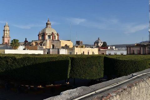 Casa con el encanto de la historia del Centro Histórico de la Ciudad de Querétaro. Esta propiedad está ubicada exactamente enfrente del Jardín Guerrero, plaza en honor al insurgente Vicente Guerrero Saldaña cuya estatua está en el centro de este luga...