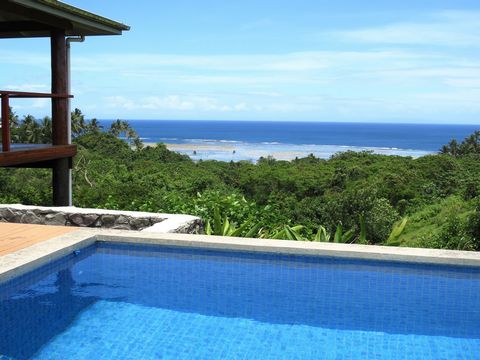 *Freies Grundstück 4,91 Hektar mit weitem Meerblick auf die Blaue Lagune und den Strand von Devodara, nur fünfzehn Minuten (10 km) von der Stadt Savusavu entfernt * 2 voll möblierte Häuser: 3 Schlafzimmer, 3 Bäder * Haupthaus (2 Betten/2 Bäder), Gäst...