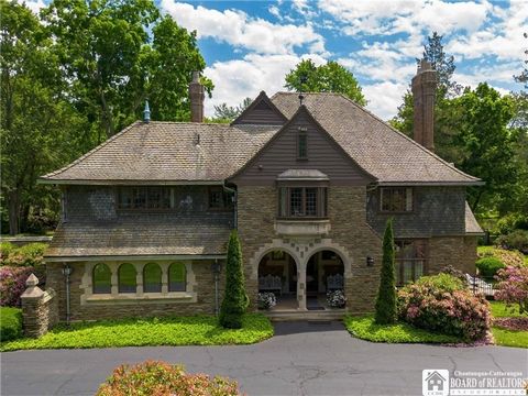 Eingebettet in das Dorf Bemus Point am Ufer des Chautauqua Lake, strahlt dieses Haus im Tudor-Stil zeitlosen Charme und Pracht aus. Es wurde in den 1920er Jahren erbaut und ist ein Beweis für handwerkliches Geschick und dauerhafte Eleganz auf einem w...