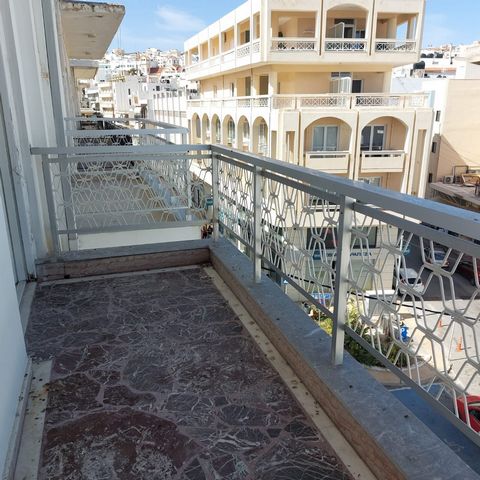 Sitia, Ostkreta: Zentrale Wohnung im dritten Stock, nur 350 Meter vom Meer entfernt. Es handelt sich um eine möblierte Wohnung von 36 m2, bestehend aus einer Küche mit Zugang zum Balkon, einem Badezimmer, einem Schlafzimmer mit Zugang zum Balkon und ...