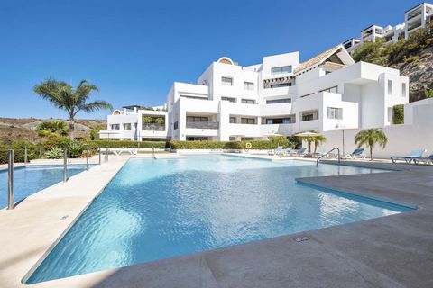 This elegant and spacious duplex penthouse is situated in the Tee 5 urbanization, within the highly sought-after Los Flamingos Golf Resort and next to the prestigious 5-star Villa Padierna Hotel. The property’s south to west orientation offers breath...