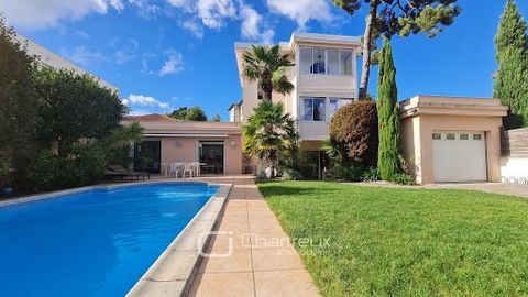 The CHARTREUX IMMOBILIER agency presents to you a CHARACTER HOUSE from the 1940s with a POOL. Completely renovated by an architect and ideally located in the quiet and sought-after neighborhood of PARC DE ROYAN, less than 200 m from shops and the par...