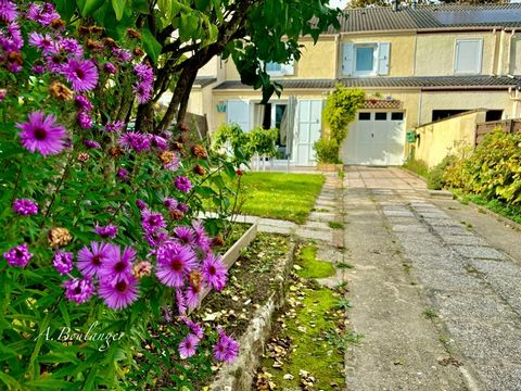 Sur la commune de Moissy-Cramayel, maison pleine de charme où il y fait bon vivre. Elle est composée de la façon suivante, Au rez de chaussée : une entrée type SAS avec plusieurs rangements, en face un grand salon d'un peu plus de 30M2 environ donnan...