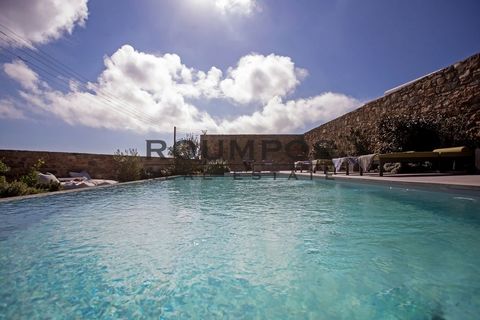 Entdecken Sie das Nonplusultra auf Mykonos mit dieser beeindruckenden Villa, die moderne Architektur mit sanfter Eleganz verbindet. Diese außergewöhnliche Residenz wurde im Jahr 2023 erbaut und erstreckt sich über 150 m² auf einem geräumigen Grundstü...