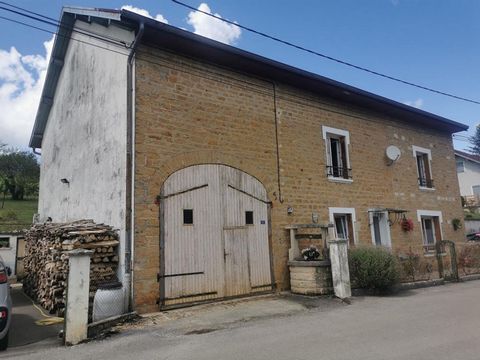 Exclusivité viager occupé: Au coeur d'un petit village du Jura, cette maison sur deux niveaux, sise sur un terrain de 1082m² et à quelques pas de la nature environnante vous charmera. Le rez de chaussée est composé d'une entrée, cuisine équipée, séjo...