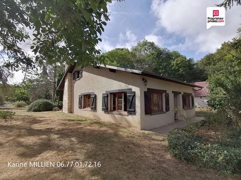 Dans village prisé et agréable de la vallée d'Avre, à 10 min de Dreux (Gare Ligne Paris-Montparnasse) et 1h de Paris, venez découvrir cet ensemble composé d'une maison principale d'habitation et d'un grand garage/dépendance (d'env 100 m²) avec beau p...