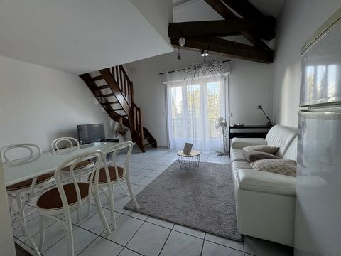 Close to Aix en Provence town centre, in a private residence, 56m² (45.50m² carrez) type 3 duplex apartment. On 1st floor, hall, large living room, open kitchen, 1 bedroom with storage, 1 shower room, 1 toilet. Mezzanine, large mansard bedroom, dress...