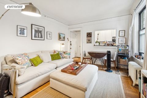 This charming one-bedroom apartment is situated on one of the most picturesque blocks in Manhattan's coveted West Village. Featuring beautiful hardwood floors, an open kitchen with a convenient breakfast bar, and a windowed bathroom, this space perfe...