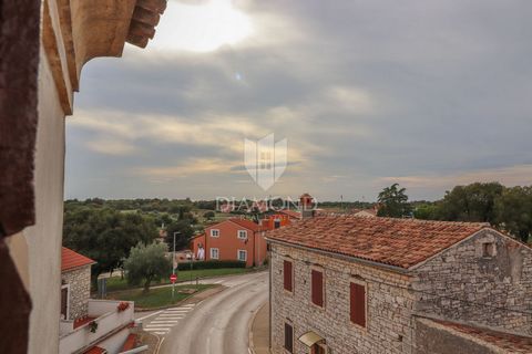 Location: Istarska županija, Bale, Bale. Bale, Zentrum – Einzigartiges Steinhaus zur Renovierung mit eigenem Garten! Im malerischen, historischen Ort Bale gelegen, bietet dieses authentische Steinhaus eine besondere Gelegenheit zur Neubelebung. Das H...