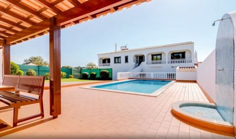 Villaggio di Santa Eulalia - Albufeira Alloggio accogliente e completamente attrezzato di 200 m2. Dispone di 4 camere da letto e può ospitare 8 persone. Si trova a 800 m da 