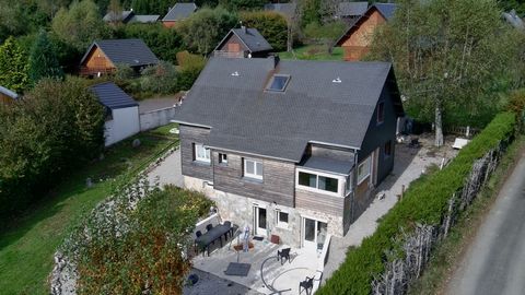 Découvrez ce magnifique chalet de 192 m2, situé dans un cadre idyllique sur les hauteurs de Murat-Le-Quaire, avec une vue imprenable sur le Massif du Sancy, la vallée menant au Mont-Dore et La Bourboule. Ce havre de paix, à seulement 5 minutes de la ...