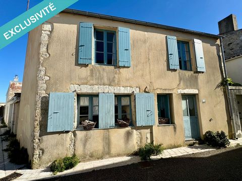 Située au cœur de la citadelle du Château d'Oléron, cette maison à rénover propose au rez-de-chaussée une cuisine, un séjour, une salle d'eau et à l'étage, un couloir desservant trois chambres. Extérieur possible type patio, à 200m de la plage, rare ...