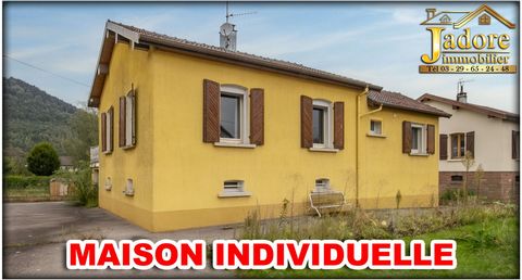 JADORE IMMOBILIER bietet Ihnen dieses EINFAMILIENHAUS MIT GARAGE Einschließlich: ERDGESCHOSS: Küche, Schlafzimmer 1, Wohn-/Esszimmer, WC, Bad mit Dusche, Schlafzimmer 2 UNTERGESCHOSS: auf der gesamten Fläche mit Garage BESONDERHEITEN: Haus in gutem Z...