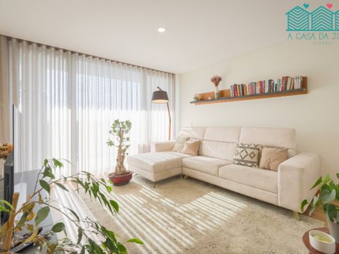 Maravilhoso apartamento T3 situado ao nível do 2º andar. Apartamento de segmento de luxo, caracterizado por excelentes áreas e por uma exposição solar fenomenal. O apartamento encontra-se próximo de todos os serviços e comodidades essenciais, tais co...