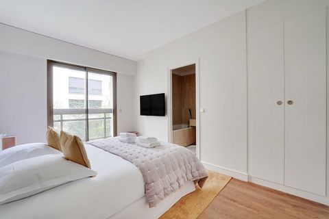 Checkmyguest bietet diese moderne 95 m² große Wohnung am Boulevard d'Argenson in Neuilly-sur-Seine an, einer prestigeträchtigen und begehrten Lage, die sich durch ihr gehobenes Wohnumfeld, eine günstige Anbindung an Paris und zahlreiche lokale Annehm...