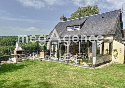 A 15 minutes au nord-ouest d' Alençon, sur la commune de La Roche-Mabile, dans un cadre verdoyant, maison ancienne comprenant au rez-de-chaussée cuisine ouverte sur séjour avec poêle à bois, salon (ou chambre), salle d'eau et WC indépendants. Grande ...