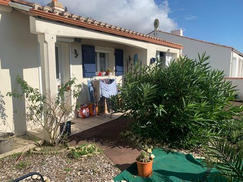 Vendée L'Aiguillon sur mer, (85460), à vendre maison de plain-pied 70 m² comprenant 5 pièces, sur un terrain d'environ 312 m²220 000 euros charge vendeurs Située à proximité des commerces, Romain Tirbois 06 87 25 69 96 www.proprietes-privees.com vous...