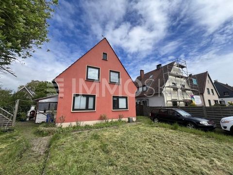 Esta espaciosa y versátil casa en Bremen ofrece la oportunidad de utilizarla como una espaciosa vivienda unifamiliar o como una funcional vivienda bifamiliar. Con una superficie habitable total de 144 metros cuadrados repartidos en 2 plantas, ofrece ...